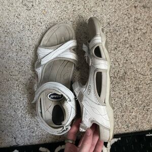 Size 8 Dr. Scholl’s White Sandals